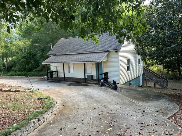 138 Moore St, Central, SC 29630