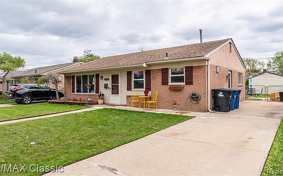 3rd image of 30653 Mackenzie Dr