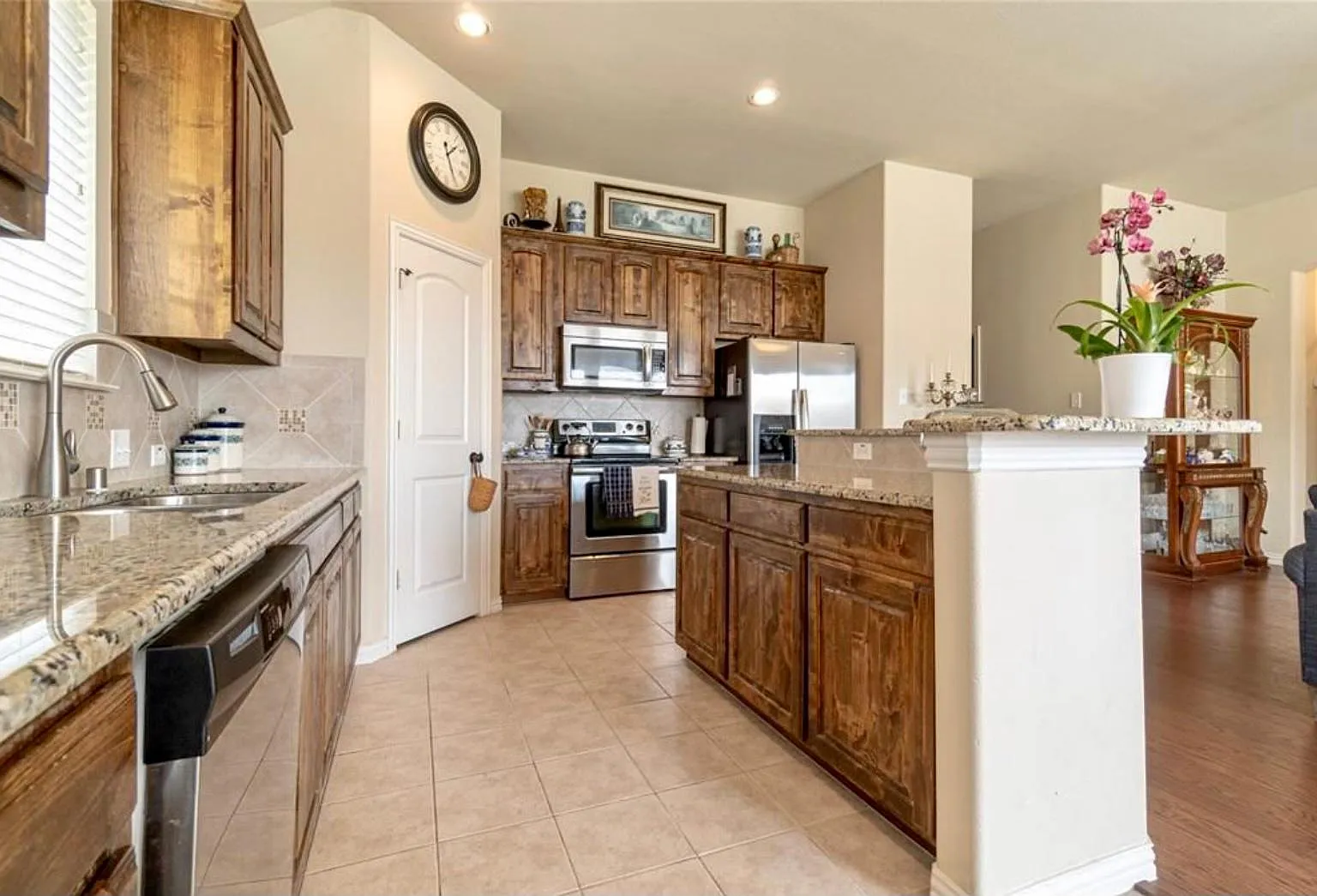 3 bed, 1606 sqft, $2,000 — Photo 2