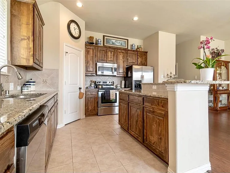 908 Lake Grove Dr — Photo 2