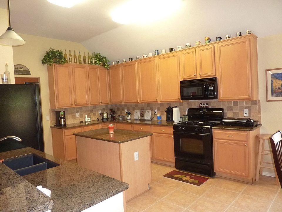 Gorgeous kitchen with granite ctps