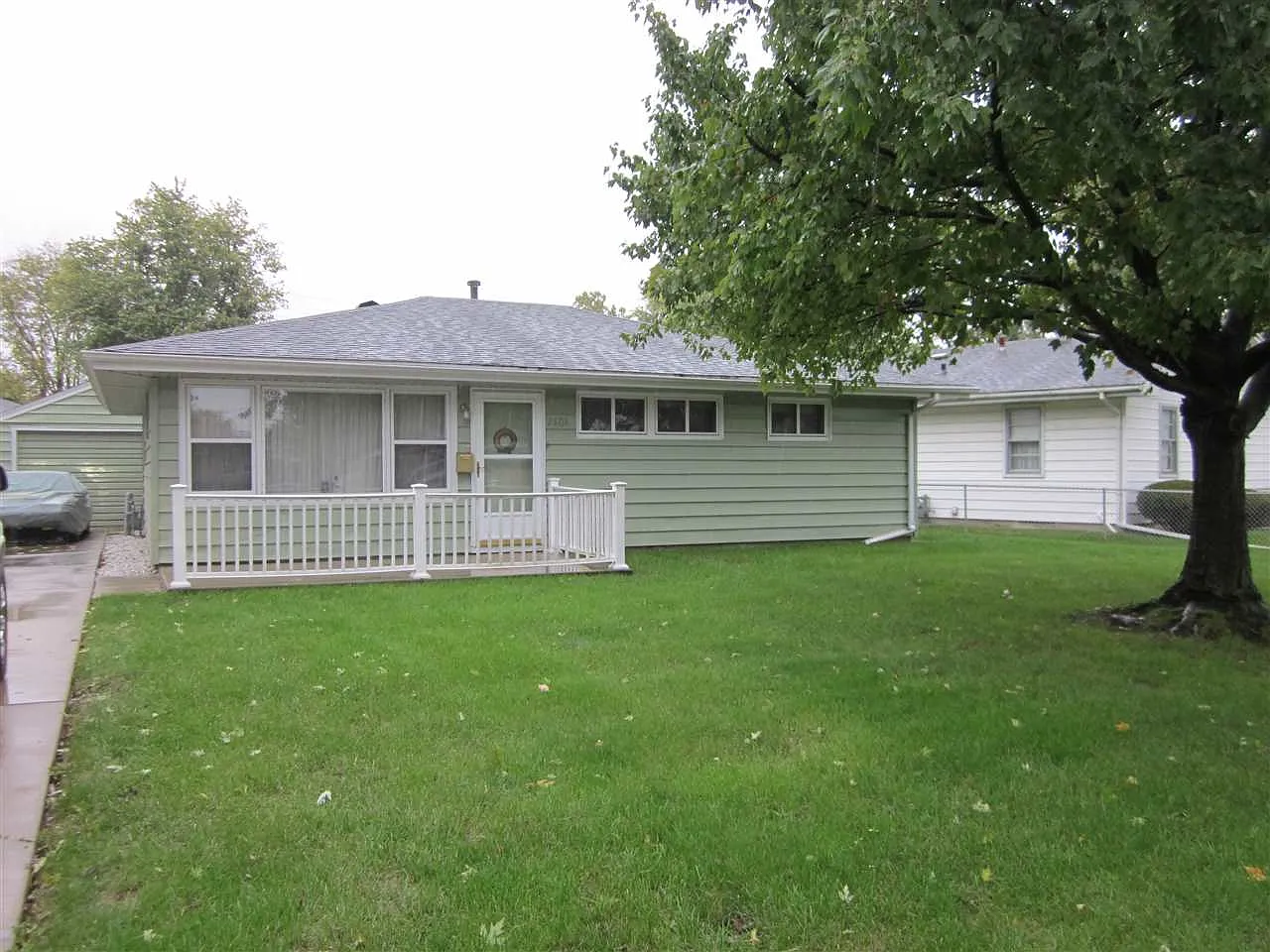 2808 N Victoria Ave photo 1