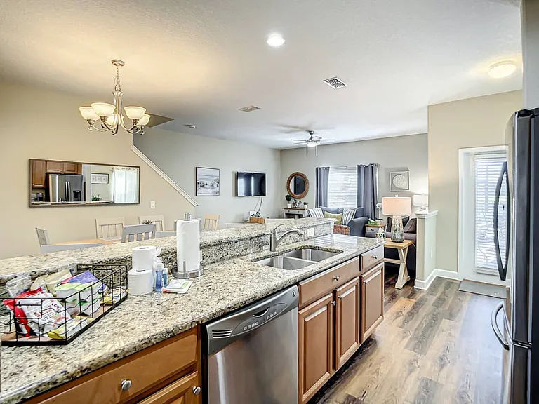 Beach Palm Ave — Photo 15