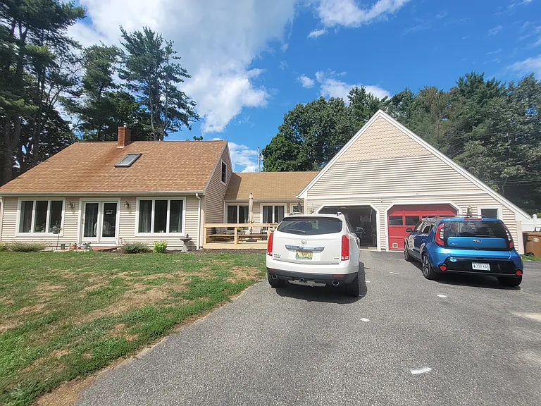 10 Pilgrim Ln — Photo 3