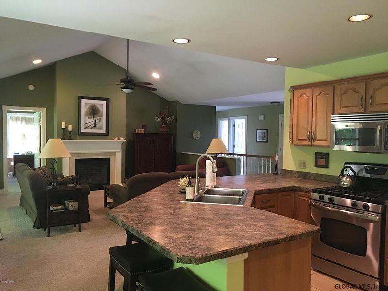 3rd image of 6 RIVERCREST Road