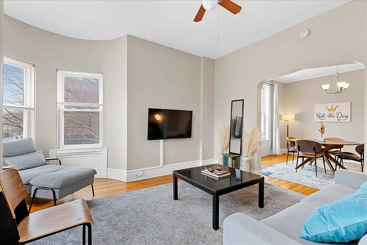 Building Photo - 1335 W Wrightwood Ave #2F