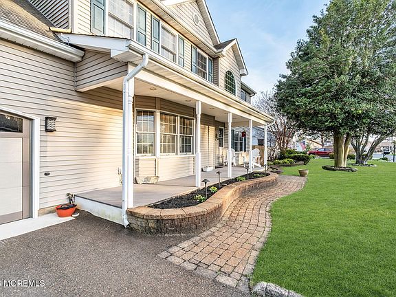 3rd image of 475 Admiral Road