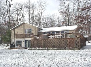 74 Fawn Lake Dr, Hawley, PA 18428
