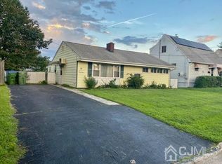 61 Wayne St, Edison, NJ 08817