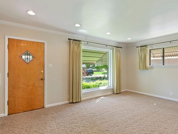 3rd image of 1004 W Debonair Dr