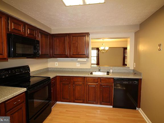 5th image of 6123 Hyacinth Dr