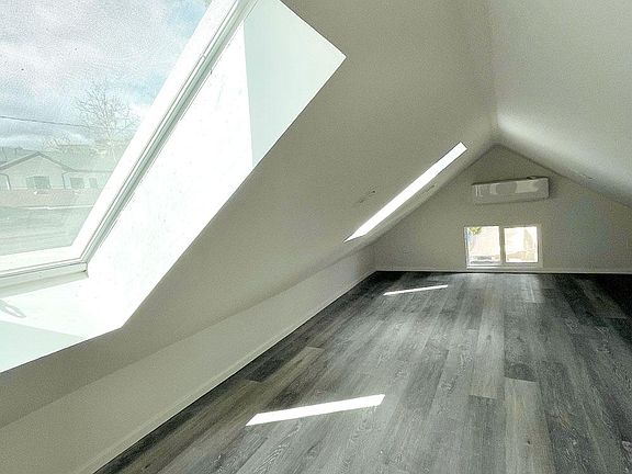 5th image of 2140 Crescent Ave