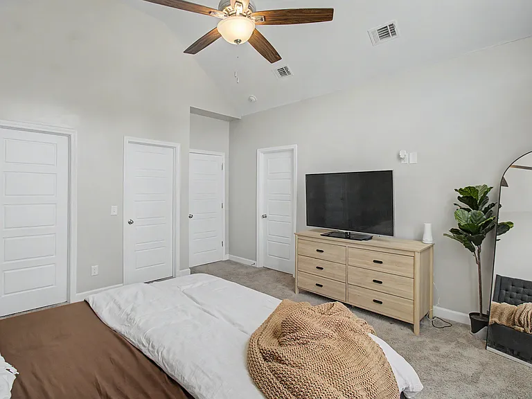 214 E Franklin St — Photo 20