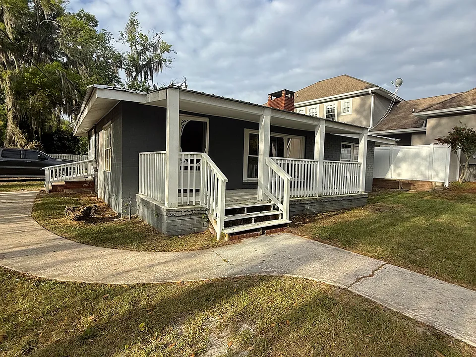 300 N Harrington Rd