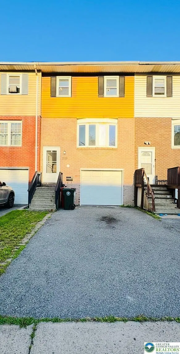 3 bed, 1.5 bath, 1696 sqft, $2,100 — Photo 1