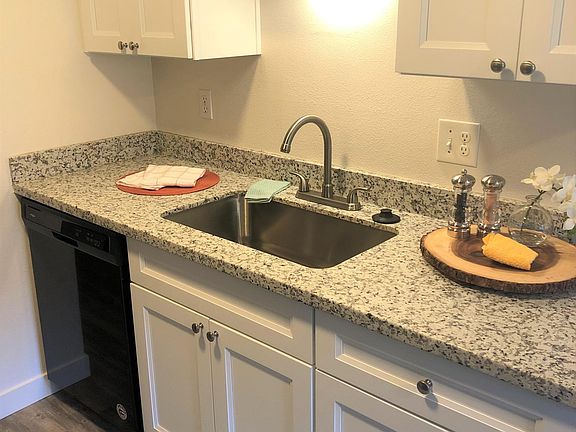 2x1.5-Farmhouse under-mount sink, soft close cabinets!