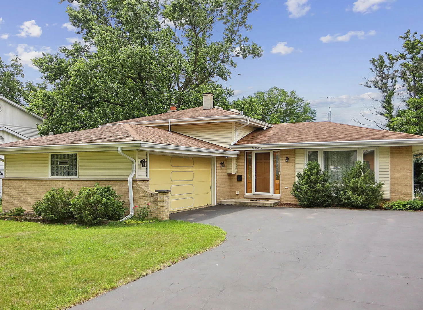 17W455 Concord Pl photo 1