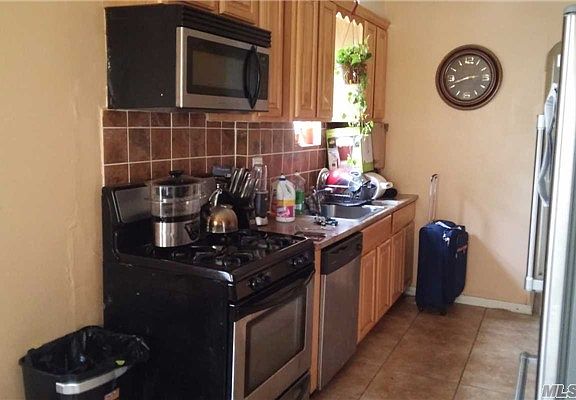 5th image of 18544 Dunlop Ave
