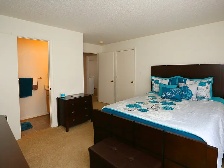 Taylor Pointe Apartments — Photo 28