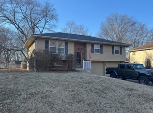 218 SE Country Ln, Lees Summit, MO 64063