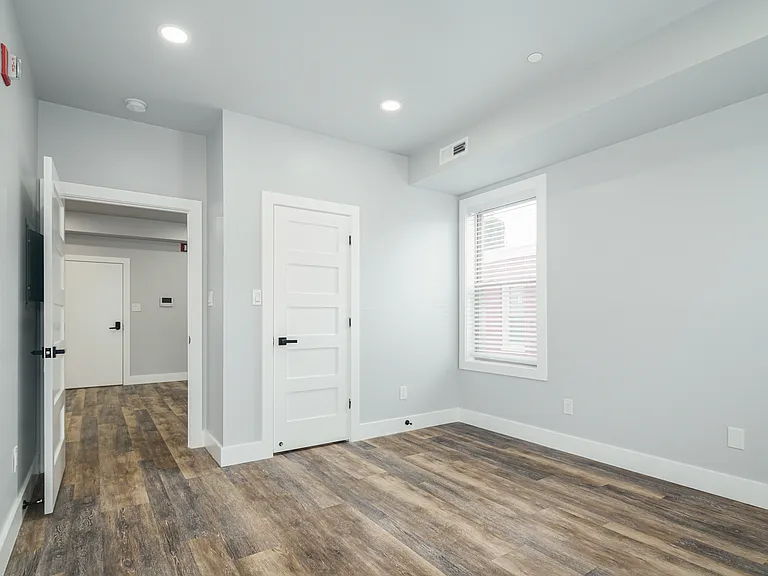 342 W Queen Ln #6 — Photo 5