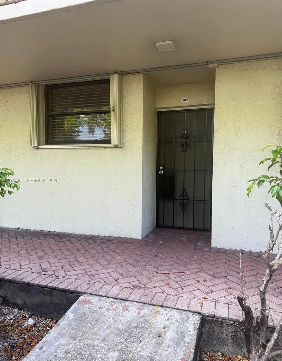 Lake Emerald Condominium — Photo 3