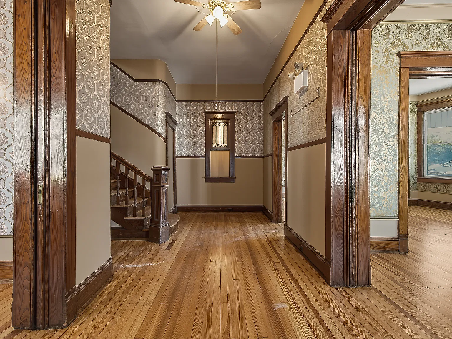 6 bed, 1.5 bath, 2500 sqft, $2,200 — Photo 2