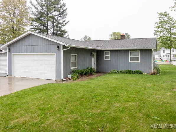 8220 Indian Shores Dr, Howard City, MI 49329