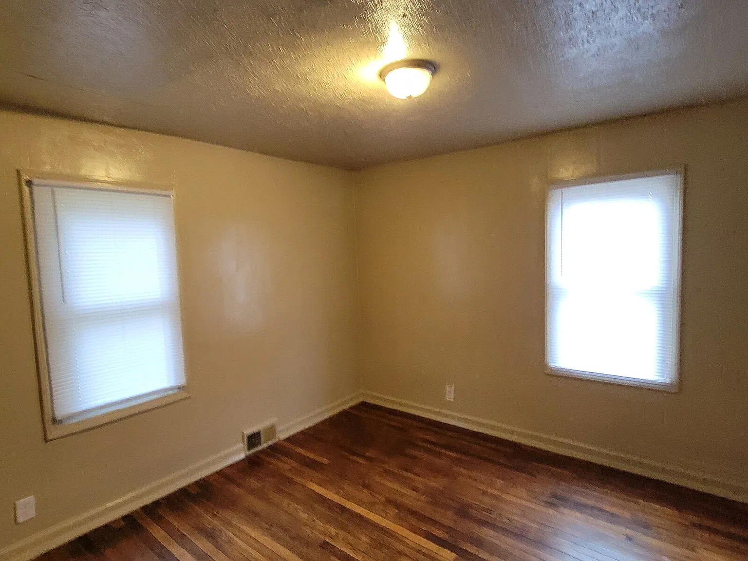 3 bed, 1.5 bath, $795 — Photo 3