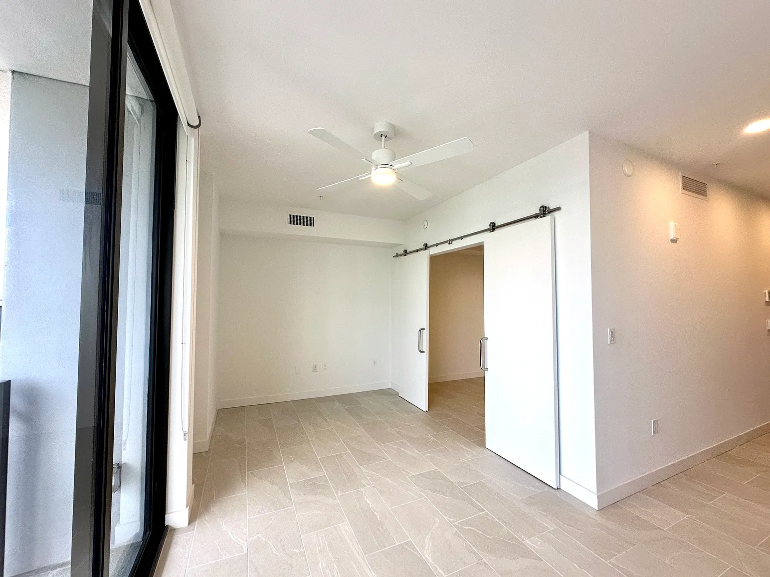 1 bed, 561 sqft, $2,098 — Photo 4