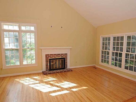 3rd image of 9 Woodford Ln