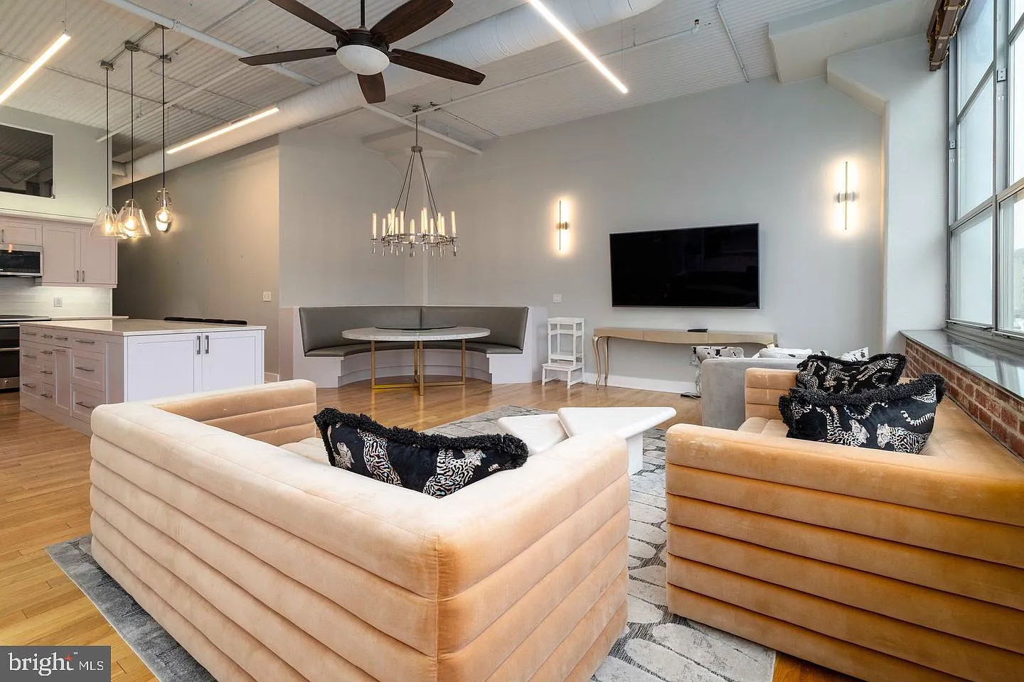 4 bed, 4.0 bath, 2620 sqft, $7,500 — Photo 4