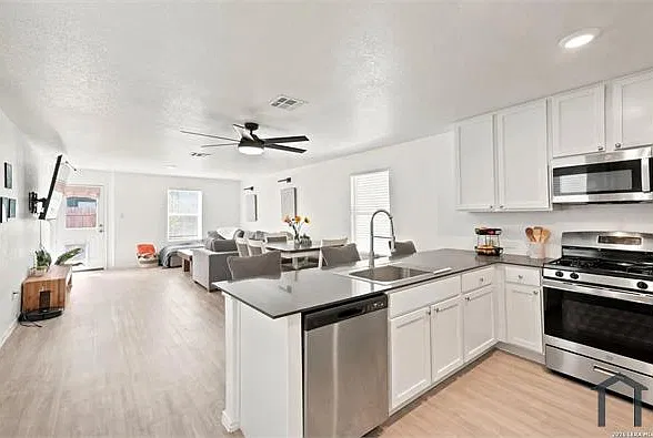 3 bed, 1358 sqft, $1,850 — Photo 2