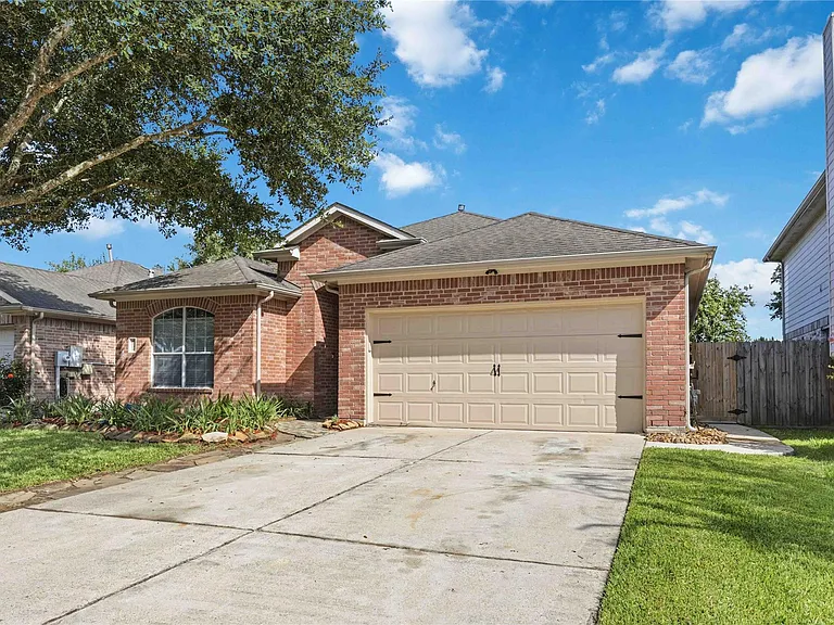 1029 Riverwood Dr — Photo 2