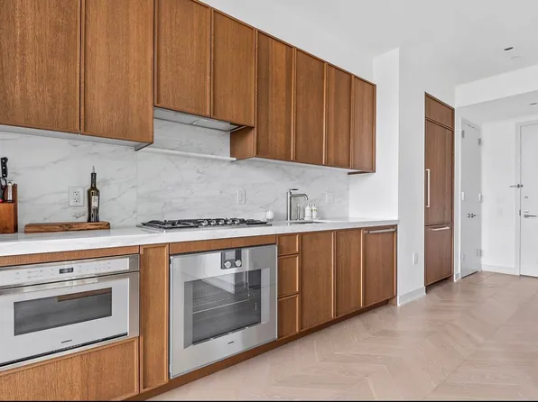 180 Front Street image 16 of 37