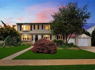 959 Woodcliff Dr, Franklin Square, NY 11010