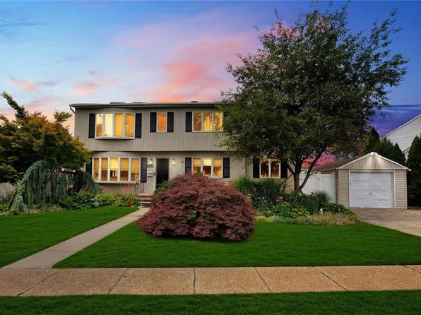 959 Woodcliff Drive, Franklin Square, NY 11010