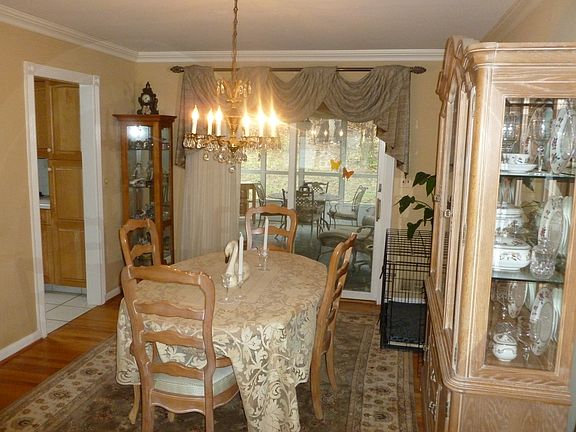 DIN/RM W/GSLD TO BONUS ROOM