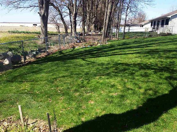 4th image of 805 E Country Ln