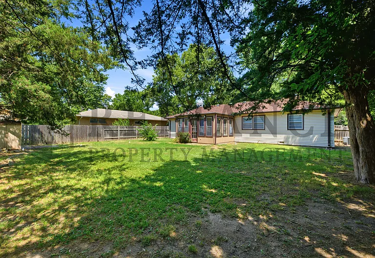 2103 W Columbine Ln — Photo 10
