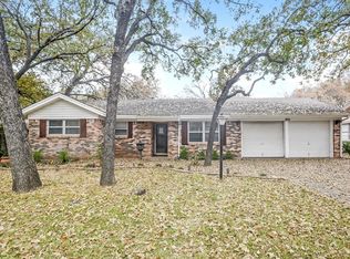 900 Oakwood Dr, Euless, TX 76040