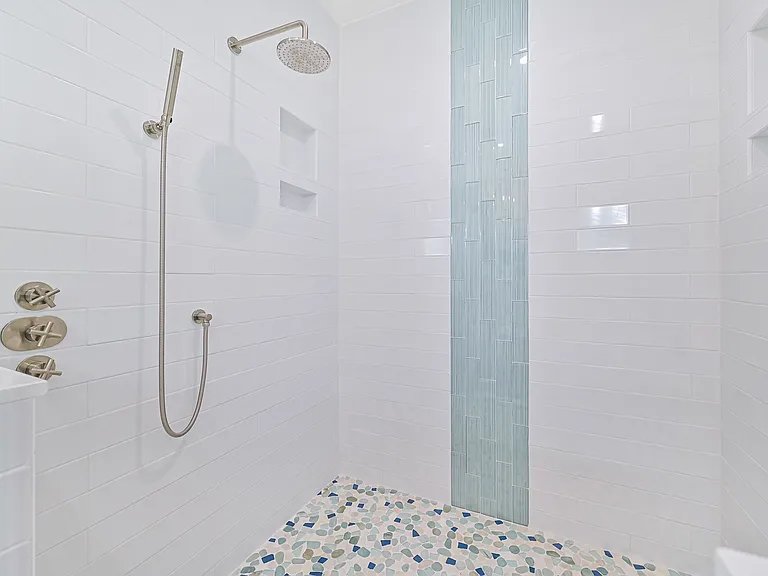 Primary main floor en suite bathroom