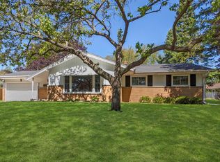 910 Cavalier Dr, Waukesha, WI 53186