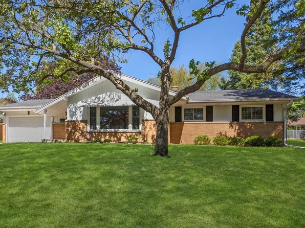 910 Cavalier DRIVE, Waukesha, WI 53186