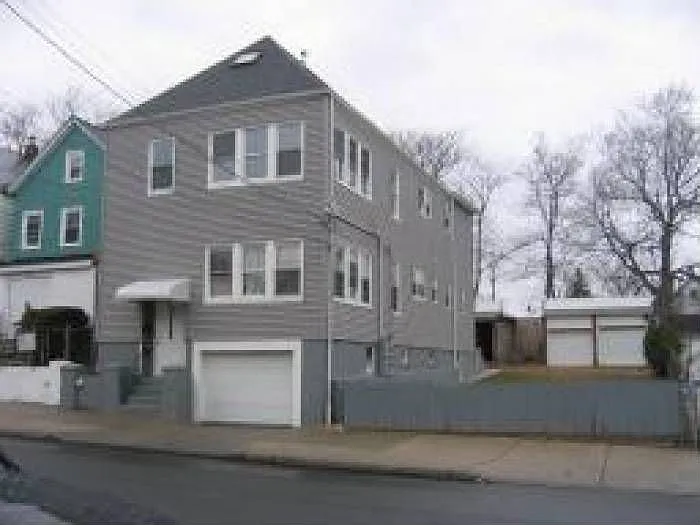 204 Burgess Pl photo 1