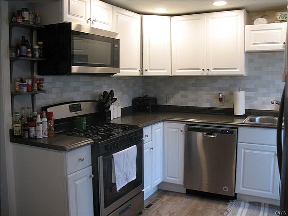 4th image of 105 Herbert St
