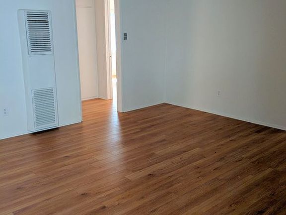 4th image of 129 S Manhattan Pl APT 6