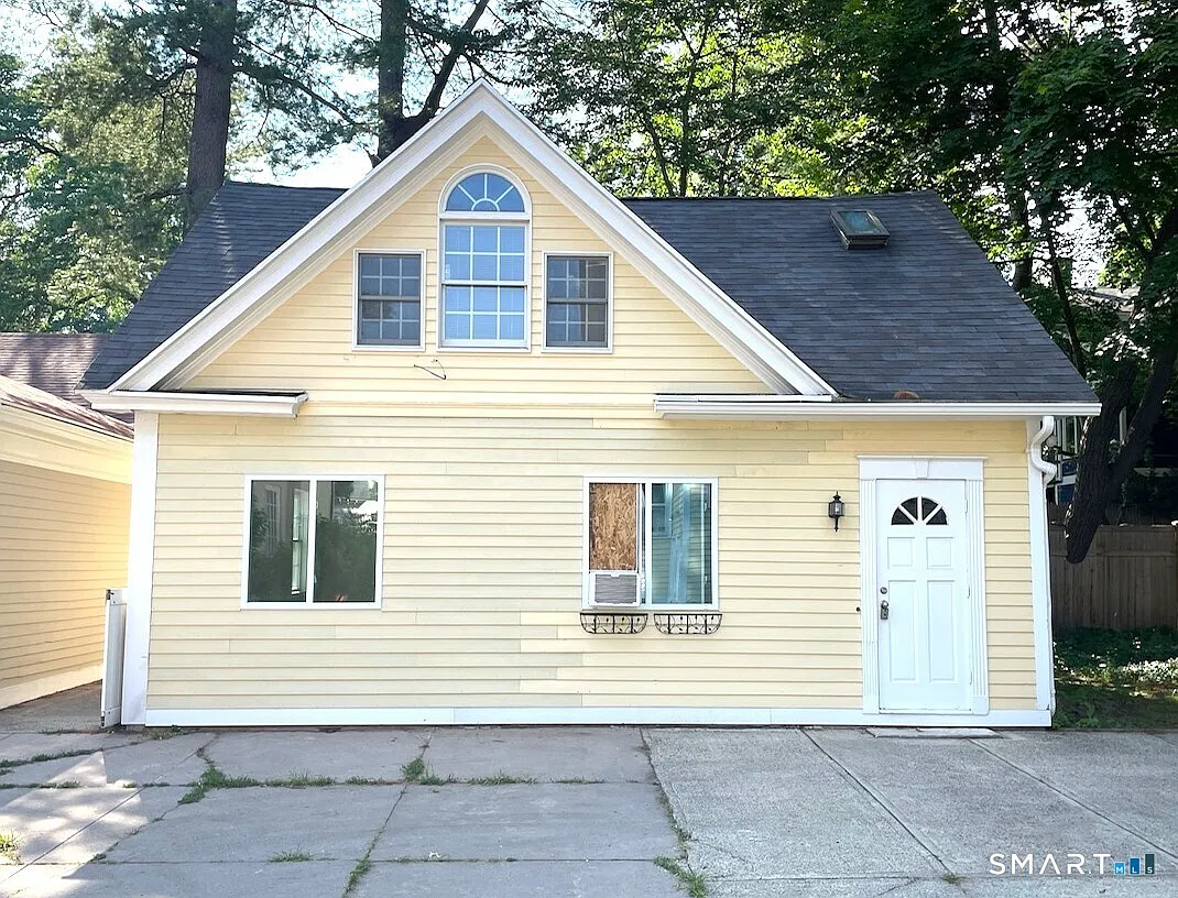 2 bed, 1.0 bath, 1242 sqft, $2,250 — Photo 1