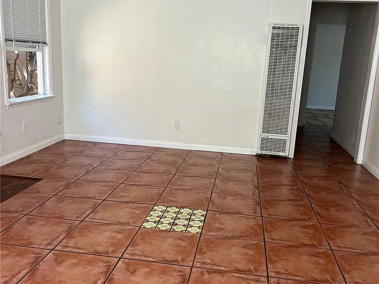 10210 Dorothy Ave — Photo 3
