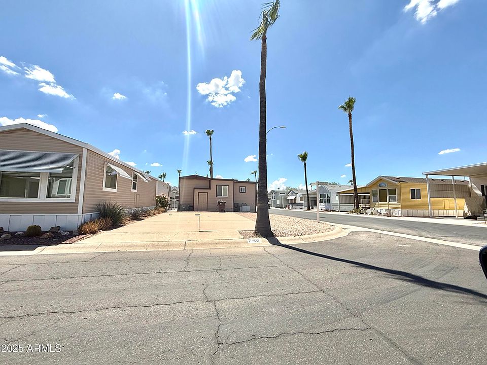 2nd image of 748 S EMERALD Drive #748